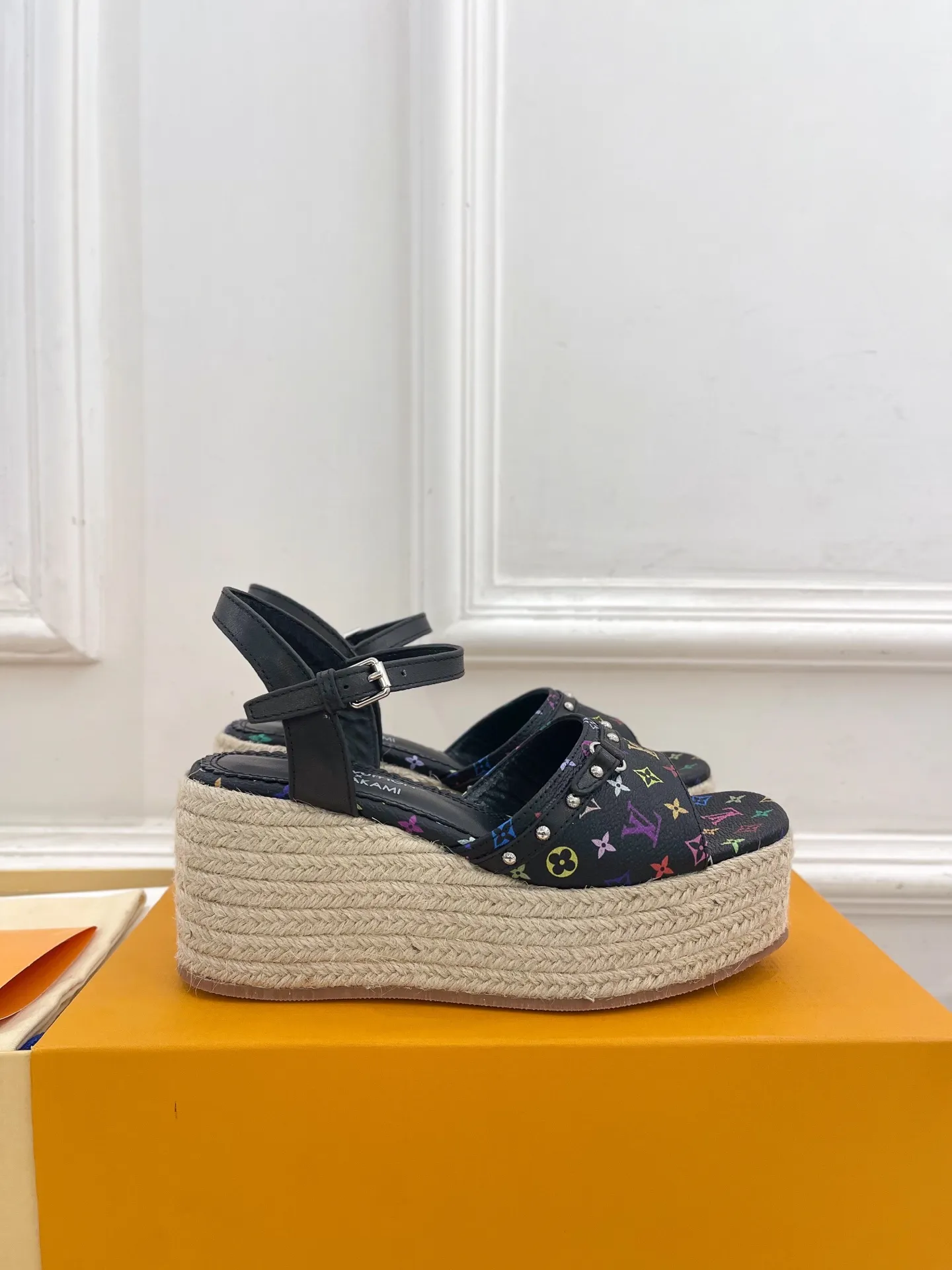 👟👟Ex-factory price 620👟👟 | Louis Vuitton 25𝐬𝐬 🧡💚2025 spring and summer new model top version‼ ️The original version is the same. The counter features the latest LV Full of high-end feel! A popular model among bloggers at home and abroad, it’s retro and fashionable and looks amazing on your feet! Mainly recommended model on the official website★ ━━━━━ ЅᏇєєt ━━━━━ ▪️Upper: Original customized cowhide print ▪️Lining: imported sheepskin lining ▪️Outsole: original molded outsole ▪️Heel height: 8cm, water platform 4.5cm ▪️Shoe size: 35-39 (customized for 40, 41)